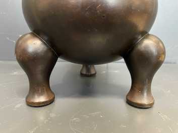 A Chinese bronze tripod censer and cover, Qianlong mark, 19/20th C.